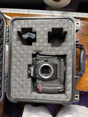 Nikon D2H Digital SLR Camera Body with battery and Hard Carrying Case